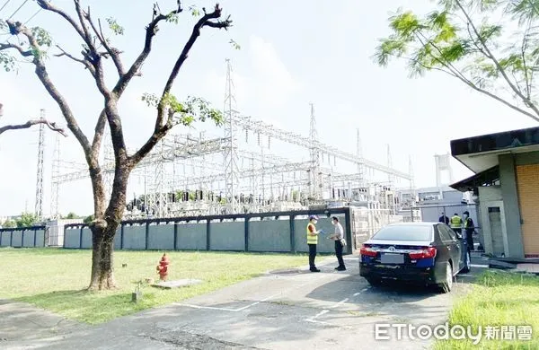 ▲核研所8月14日清晨突然跳電，所方人員查看時在變電站旁發現涂姓男子倒臥已無生命跡象，疑遭電殛致死，警方與消防人員到場勘查。（圖／記者沈繼昌翻攝）