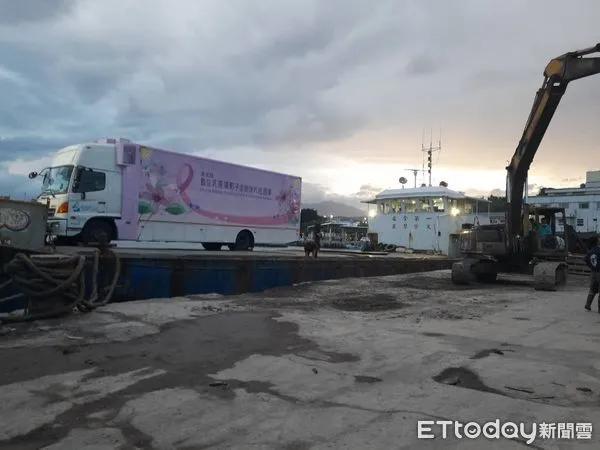 ▲全新乳房X光攝影篩檢巡迴車前進蘭嶼。（圖／記者楊漢聲翻攝）