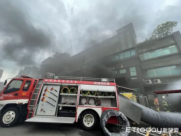 ▲▼美而美三重區原料廠房地下室儲藏室冒濃煙，警消出動百名消防員灌救             。（圖／記者陳以昇翻攝）