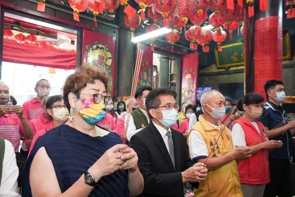 ▲東寧宮於今日捐贈50套消防衣，保護第一線消防同仁的救災安全。（圖／新竹市政府提供）