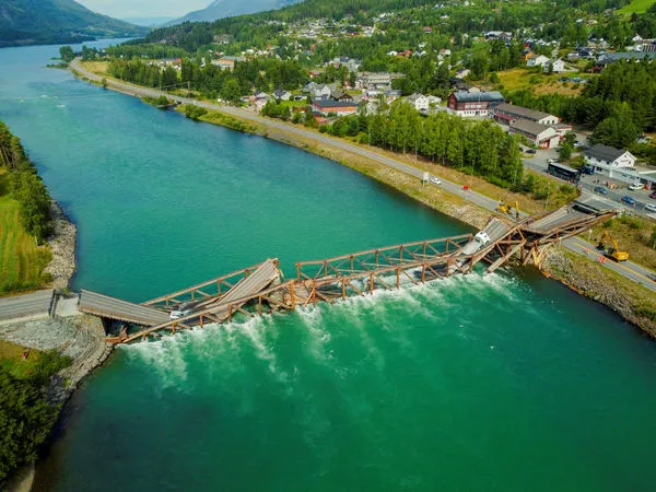 ▲▼挪威特雷滕橋（Tretten）斷成6截。（圖／路透）