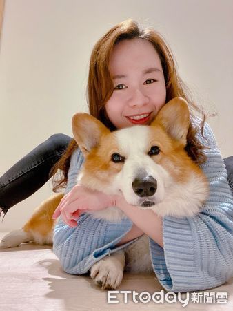 ▲▼愛犬逝世1年…媽半夜講電話「聽見狗叫聲」　思念泛淚：是祢嗎？（圖／臉書粉專「咕嚕咕嚕 - 柯基犬」提供）