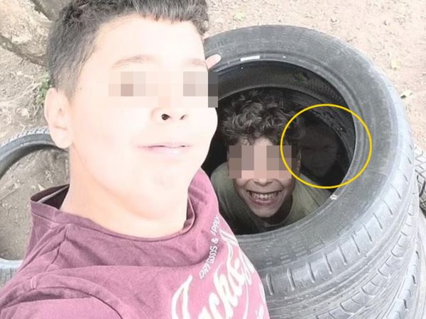 ▲▼威爾遜-本特12歲的兒子上個月在遊樂場自拍的照片中浮現了一張詭異的蒼白女鬼臉。（圖／翻攝自推特）