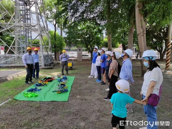 ▲台南市勞工局16日在台電公司訓練所高雄訓練中心辦理第7梯次工安體感訓練活動，參加成員為台南市各事業單位從事勞工安全衛生工作相關業務人員及其眷屬。（圖／記者林悅翻攝，下同）