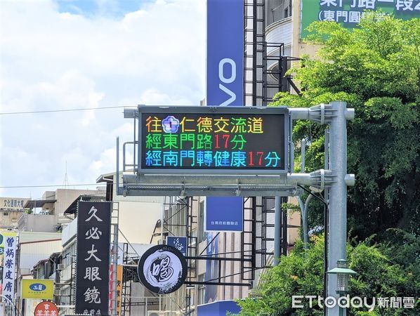 ▲台南市東區市議員參選人曾之婕表示，台南市升格六都以來，最能「媲美」台北市的現象就是「交通」一樣壅塞，尤其東區的東門路混亂和塞車成了慣性現象。（圖／記者林悅翻攝，下同）