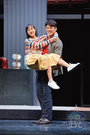 陳志強（右）於2020年參與舞台劇《我們與惡的距離》演出，與房思瑜（左）一起彩排。