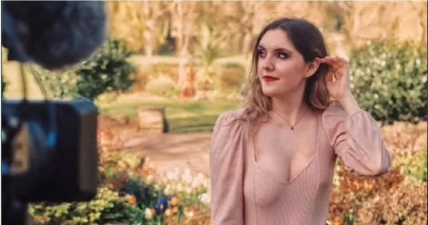 外國女子貝卡因為罹患波蘭氏症候群，大小奶明顯，但她現在已經能夠坦然面對。（圖／翻攝自TikTok@Becca Butcher）