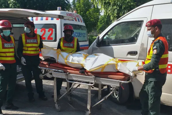 ▲▼巴基斯坦巴士撞上油罐車致20死。（圖／達志影像／美聯社）