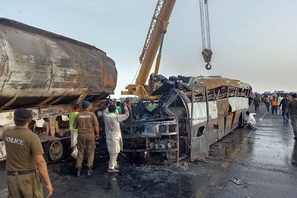 ▲▼巴基斯坦巴士撞上油罐車致20死。（圖／達志影像／美聯社）