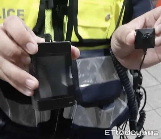 ▲▼李姓男子尾隨柯女偷拍，被熱心名眾以及柯女當場攔下等待捷運警方到場處理。（圖／記者邱中岳翻攝）