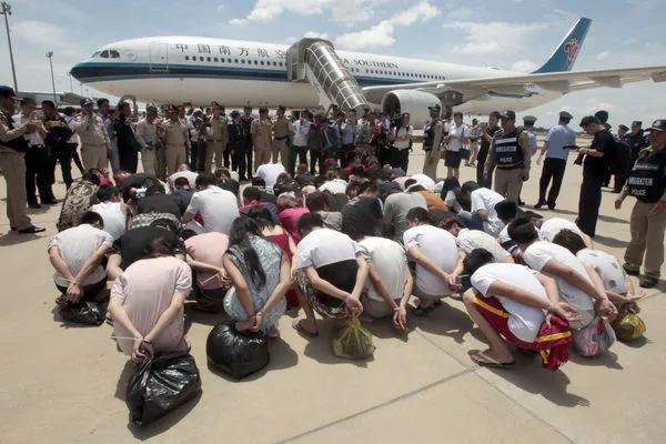 ▲▼柬埔寨金邊國際機場2017年遣送70多名涉嫌從事網路詐騙犯罪的被捕中國公民。（圖／達志影像／美聯社）