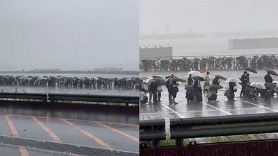 日本同人展C100遇颱風！ 千名動漫迷不畏暴雨持傘緊貼排隊　場面令人欽佩