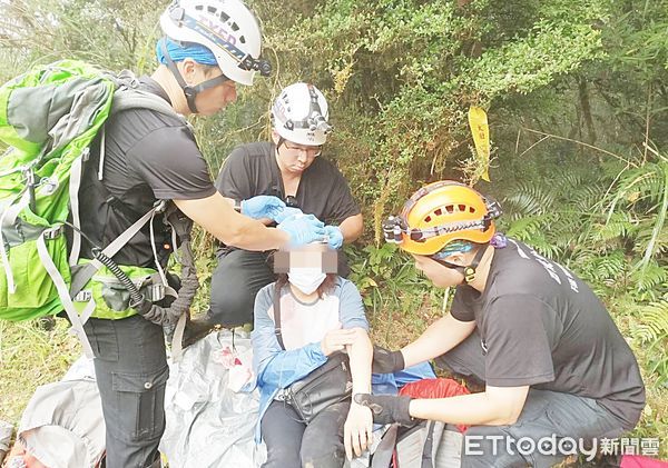 ▲桃園市消防局16日下午動員18名警消攀登拉拉山古道搜尋張姓女山友，幫助包紮止血。（圖／記者沈繼昌翻攝）