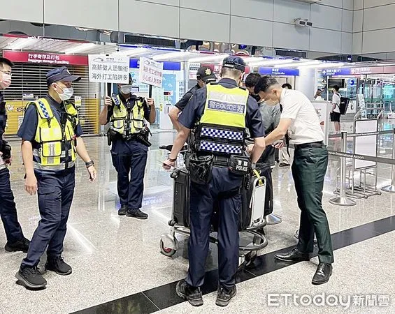 ▲針對國人赴柬埔寨案層出不窮，航警局加強在桃機出境大廳向前東南亞國家旅客進行宣導。（資料照／記者沈繼昌翻攝）