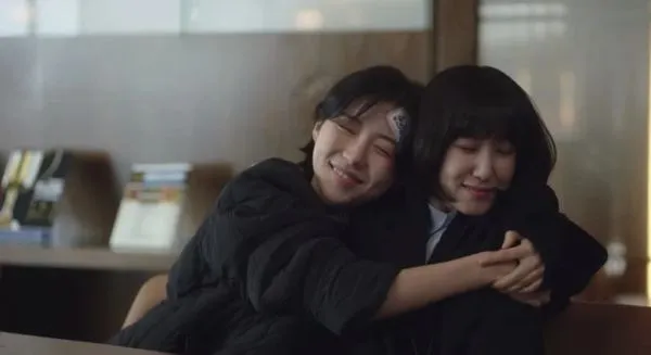 ▲▼禹英禑角色設定患有亞斯，她在劇中好友不多，但跟摯友董格拉米的友誼深厚。（圖／翻攝自Netflix《非常律師禹英禑》）