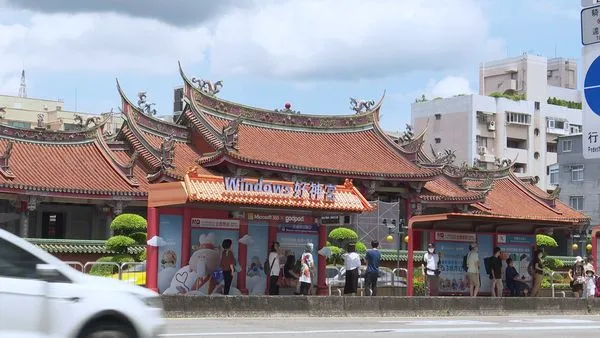 ▲▼台北捷運,北捷,8月宣傳,燈箱廣告,板南線,忠孝復興站,忠孝新生站,中山站,行天宮站,公車亭,車廂創意。（圖／記者姜國輝攝）