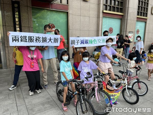 ▲▼親子團體今前往台鐵踢館，質疑帶自行車通勤和旅遊窒礙難行，要求擴大開放兩鐵車站。（圖／記者李姿慧攝）