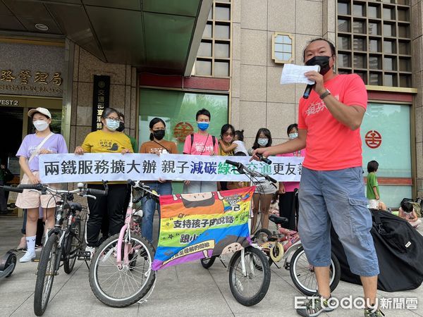 ▲▼親子團體今前往台鐵踢館，質疑帶自行車通勤和旅遊窒礙難行，要求擴大開放兩鐵車站。（圖／記者李姿慧攝）