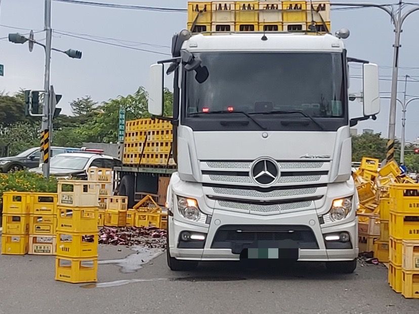 ▲▼高雄曳引車滿載米酒繩索突斷裂碎滿地。（圖／岡山分局提供）