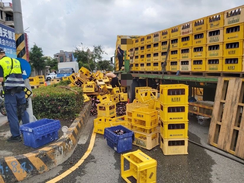 ▲▼高雄曳引車滿載米酒繩索突斷裂碎滿地。（圖／岡山分局提供）