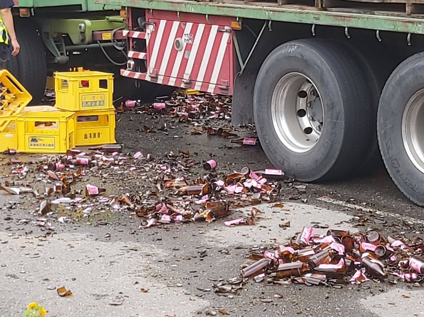 ▲▼高雄曳引車滿載米酒繩索突斷裂碎滿地。（圖／岡山分局提供）