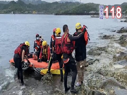 ▲▼18日有民眾因雨天濕滑不慎失足摔傷，受困象鼻岩離岸礁石。（圖／記者郭世賢翻攝）