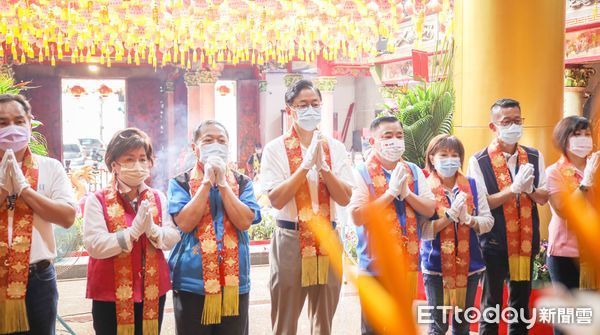 ▲國民黨桃園市長參選人張善政今（18）日前往中壢慈惠堂參拜祈福，向瑤池金母稟報團結決心。（圖／記者沈繼昌翻攝）