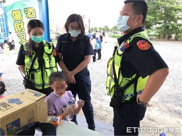 ▲東港警分局東港派出所警員劉智佳、黃馨葦幫5歲女童找到家人             。（圖／記者陳崑福翻攝，下同）