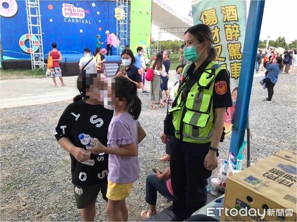 ▲東港警分局東港派出所警員劉智佳、黃馨葦幫5歲女童找到家人             。（圖／記者陳崑福翻攝，下同）