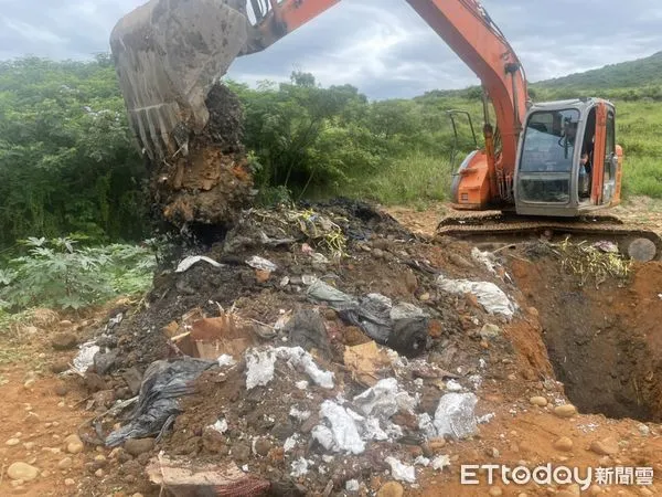 ▲▼苗栗通霄新埔地區發現非法掩埋營建廢棄物，初估數量約有50噸。（圖／記者蔡文淵翻攝）