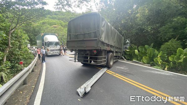 ▲軍卡擦撞北宜公路山壁，打橫路中。（圖／記者游芳男翻攝）