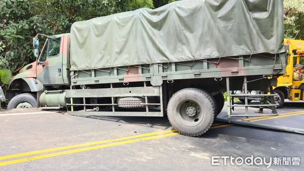 ▲軍卡擦撞北宜公路山壁，打橫路中。（圖／記者游芳男翻攝）