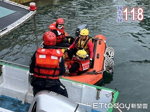 ▲▼18日有民眾因雨天濕滑不慎失足摔傷，受困象鼻岩離岸礁石。（圖／記者郭世賢翻攝）