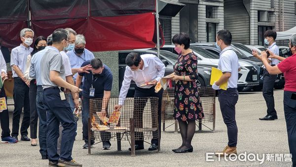 ▲鴻海財務長錢媽黃秋蓮（右2）。（圖／記者吳康瑋攝）