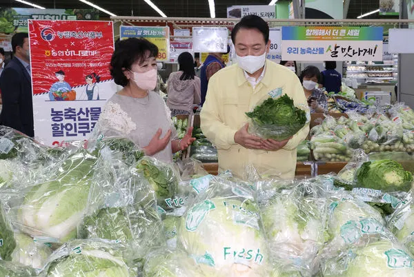 ▲▼尹錫悅11日拜訪首爾某大型超市，他向民眾承諾政府會穩定物價。（圖／達志影像／newscom）