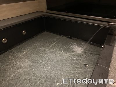 妹子第一次住汽旅「進浴室嚇一跳」　萬人噴笑：在想姿勢要踩哪