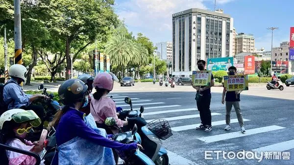 ▲萬海慈善志工抓緊時間，在斑馬線上號召民眾挽袖捐血。（圖／萬海提供）。