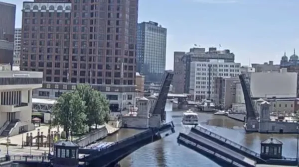 ▲▼美國威斯康辛州密爾瓦基一座開合橋發生死亡意外，77歲老翁在橋面升起前來不及過橋，墜橋重摔身亡。（圖／翻攝自YouTube）