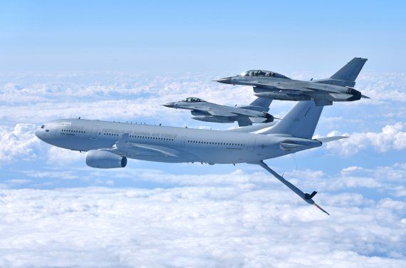 ▲▼南韓空軍2架KF-16、1架KC-330空中加油機正在空中進行模擬加油訓練。（圖／南韓空軍）