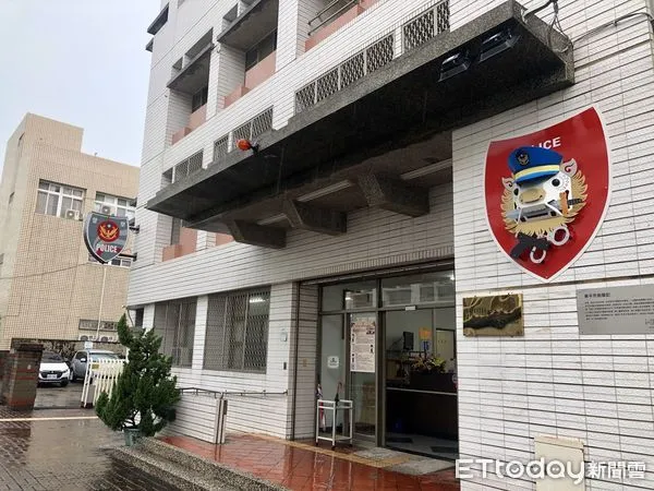 ▲台南市1所私立高中發生學生把玩模型玩具槍等填充氣體時不慎引爆，巨大聲毊引起生恐慌，警方已介入調查將模型玩具手槍與手榴彈送鑑定。（圖／記者林悅翻攝）