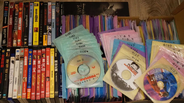 黃迪揚家中有近800張DVD收藏。（圖／黃迪揚提供）