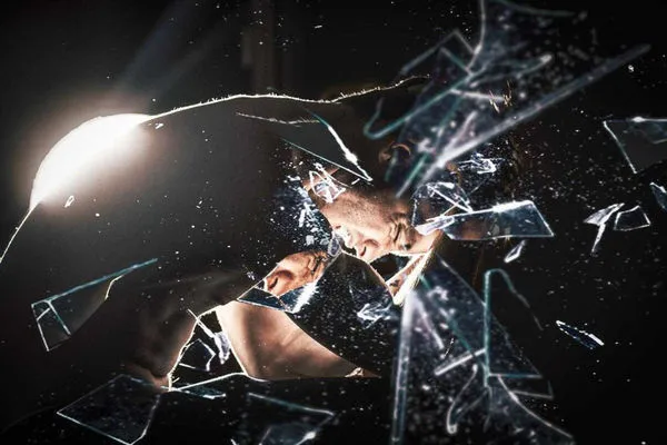 回家驚見同居男友欲性侵14歲女　單親媽衝廚房拿刀斷他「命根」