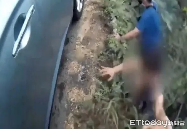 ▲跳魚池也要跑！　隱密鐵皮屋藏23名失聯移工及通緝犯。（圖／記者陳凱力翻攝）