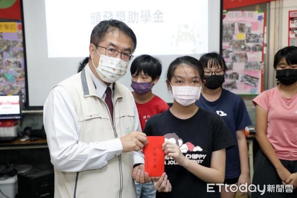 ▲台南市歸仁區「小小志工學習營」辦理結訓典禮，台南市長黃偉哲、歸仁區行善團團員及多位民意代表均出席，並由黃偉哲頒發給參加活動的20位小朋友每人2000元獎助學金。（圖／記者林悅翻攝，下同）