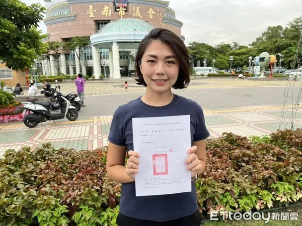 ▲台南市南、安平區市議員參選人林依婷收到政黨推薦書，期望選民能集中選票，支持新人，也給台南一個更好的機會。（圖／記者林悅翻攝，下同）