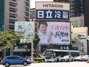 盧秀燕首波競選看板出爐！　主打女力「守護台中我堅持」