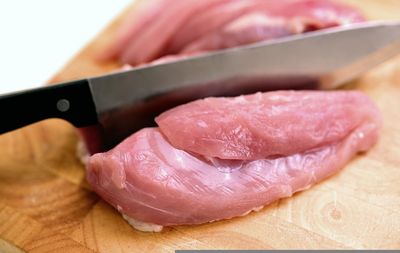 生肉用滾水汆燙「是錯的」!血水全鎖裡面 譚敦慈教正確做法