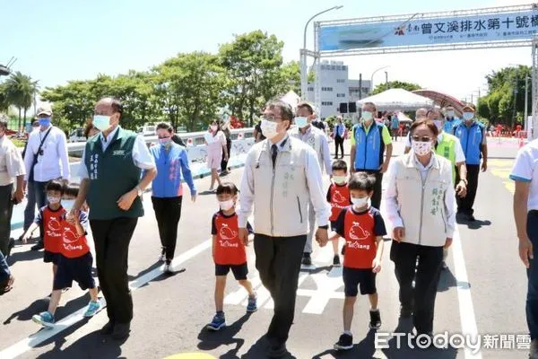 ▲「曾文溪排水第十號橋改建工程」19日舉行完工通車典禮，由台南市長黃偉哲親自主持。（圖／記者林悅翻攝，下同）