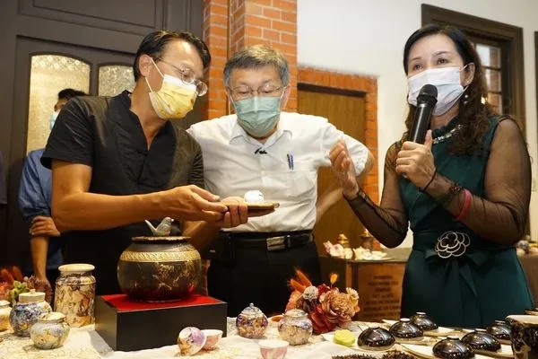▲▼台北市長柯文哲19日出席新芳春茶行一日特展呈現徐瑞芬瓷繪美學。（圖／台北市政府提供）