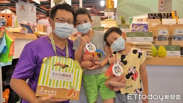 ▲新北賦予甘藷新生命 青農陳忠慶推創意「地瓜蛋黃酥」。（圖／新北市農業局提供）